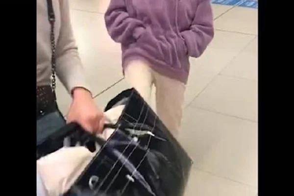 武汉2号线一女孩脚踹妈妈现场到底发生了什么（武汉地铁口女）2