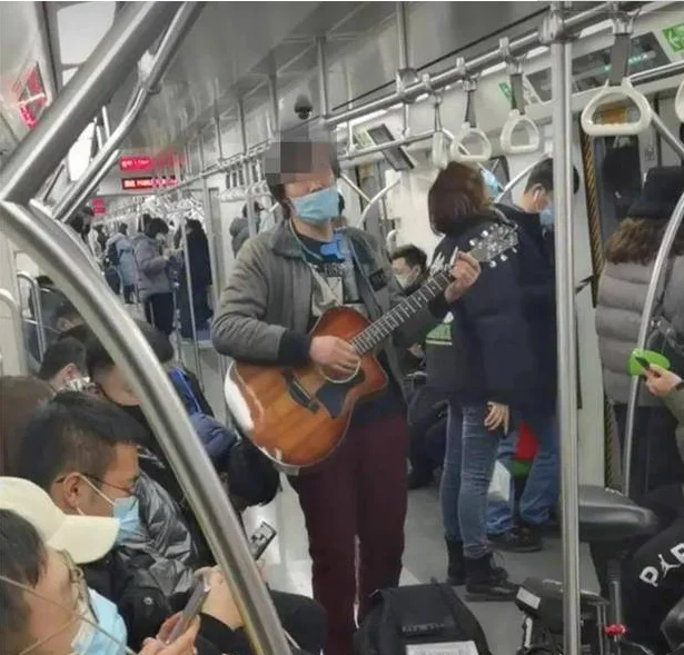 上海地铁1号线有一对要饭的夫妻女的抱着婴儿行讨男的卖唱男的是用无线话筒的不知唱的什么歌蛮好听的（上海地铁卖唱男视频）