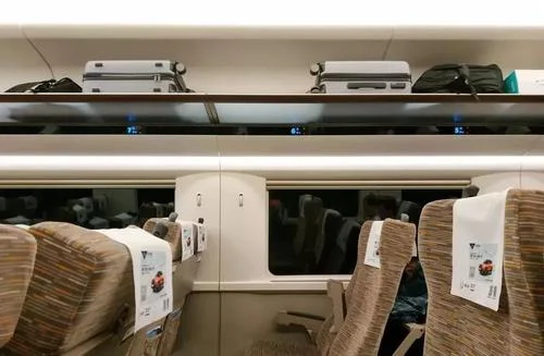 高铁列车上旅客出现突发心脏病（高铁上生病）1