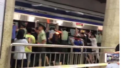 北京地铁2号线和平门站一名乘客坠轨（北京地铁2号线事故）4