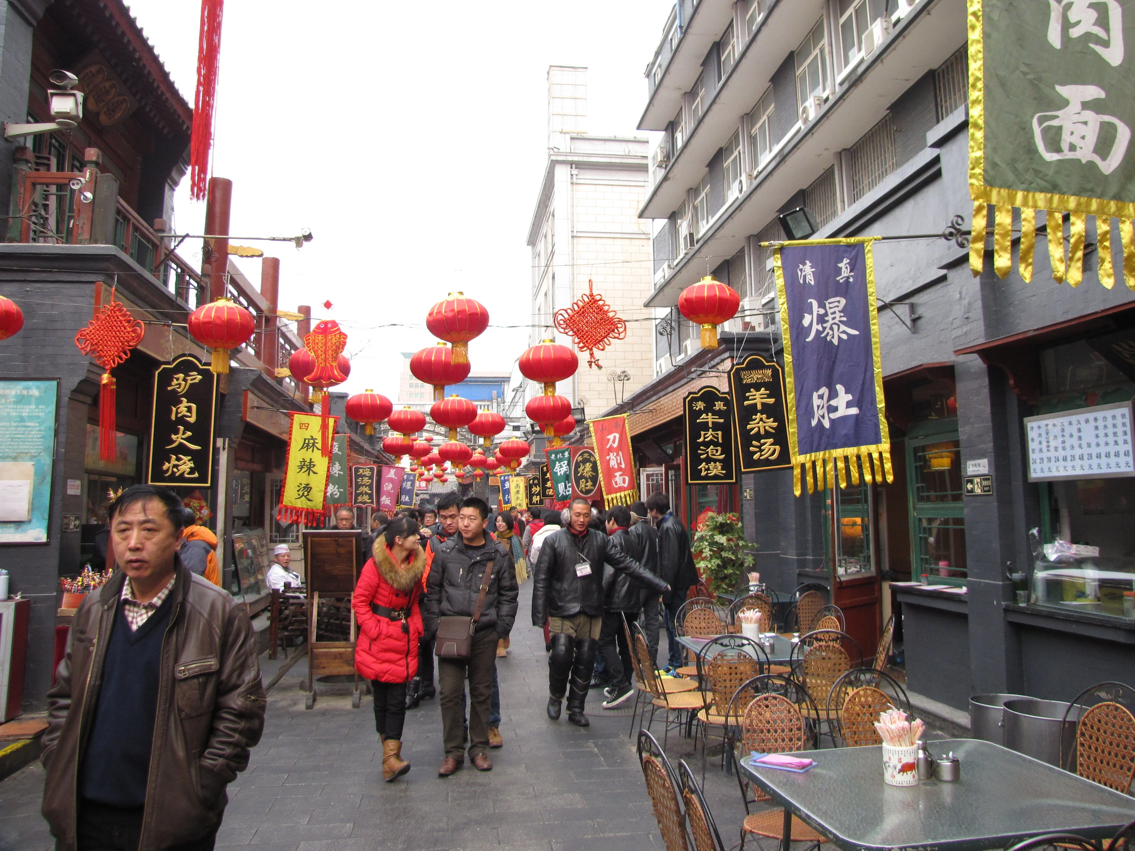北京地铁1号线王府井站下从那个出口出去王府井大街近（王府井小吃街从地铁站哪个出口出）