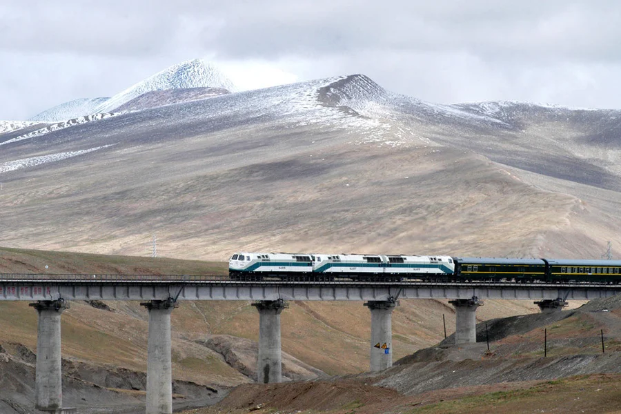 青藏铁路修建中遇到过哪些困难是怎样解决的(青藏铁路修)2