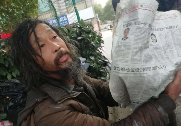 上海人民广场地铁站有几个出口（上海人民广场地铁站流浪汉）