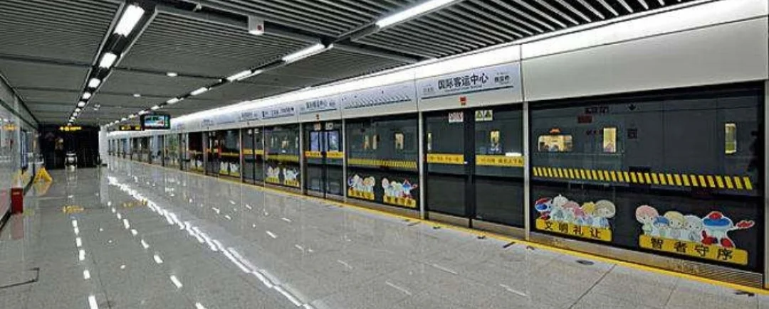 南京地铁4号线车厢内一女子行为不雅到底怎么回事（南京地铁女子摔倒）3