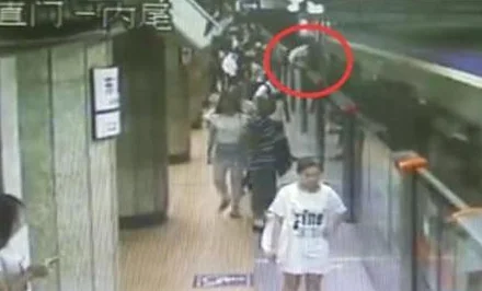 10·7广州地铁打架事件的事件经过(广州众人推地铁救人)