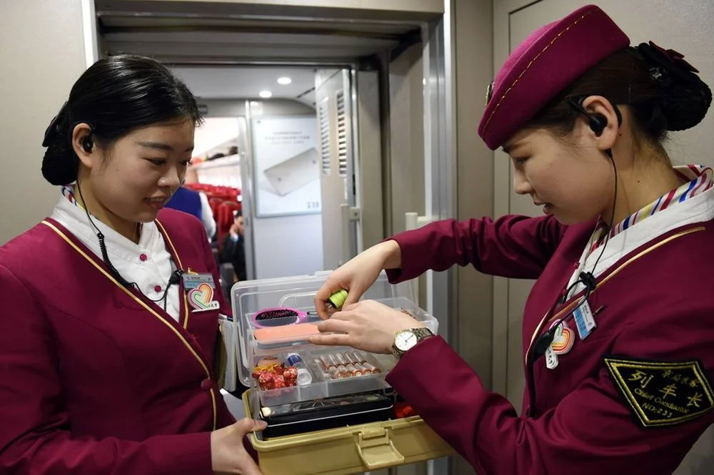 我们坐高铁到站时乘务员通知说：本次列车即将到站：请要下车的乘客做好准备 这些话用英语怎么说（高铁感谢刘）2