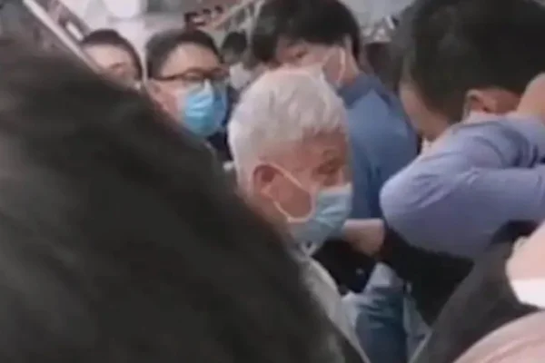上海地铁上一白发老人怒斥乘客不让座事件具体有何细节(上海地铁老人道德绑架)9
