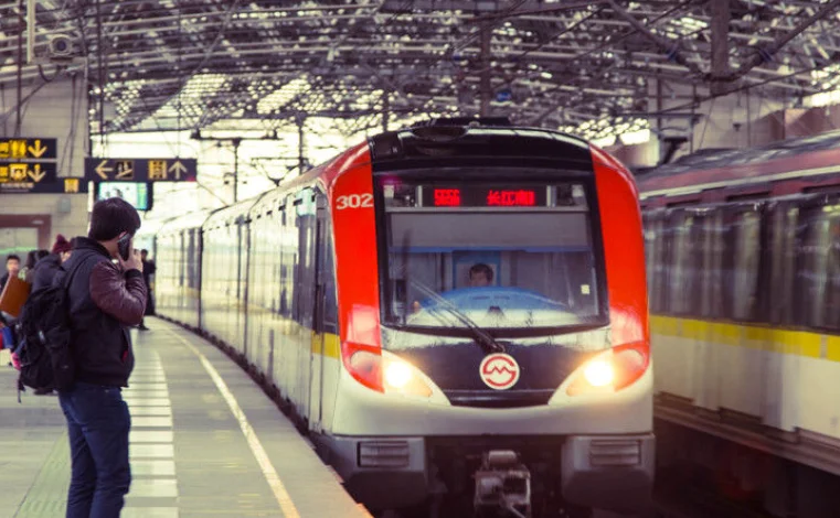 地铁是怎么供电的（加电地铁站）