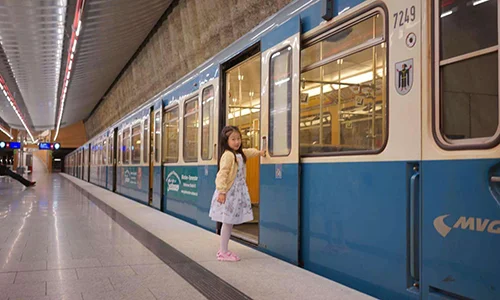 两女子在上海地铁未戴口罩劈叉警方是如何行政警告的（地铁站劈叉被警告）7