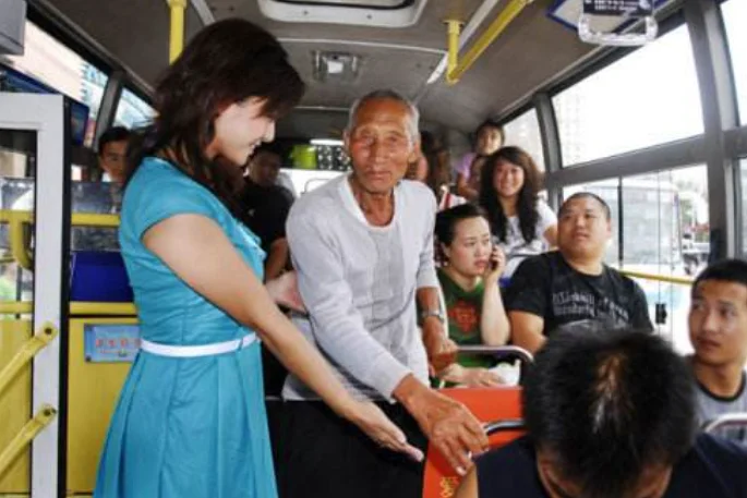 南京大妈为何在地铁怒坐美男大腿上（南京地铁让座男打人）