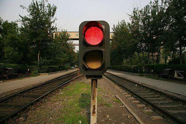 铁路中的信号灯颜色各代表什么啊（铁路的红绿灯）