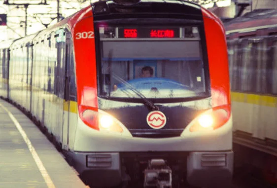 地铁车厢内地面的材料是什么（地铁站条带）