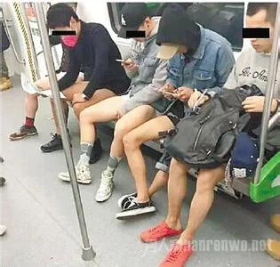 关于杭州地铁10个男生当众脱裤 大伯大妈一脸懵怎么回事（杭州地铁斗殴）6