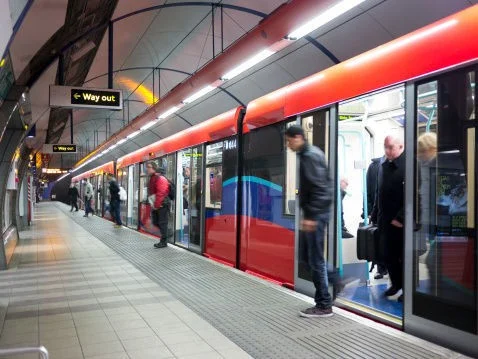 地铁的站厅与站台厅分别是什么有什么区别（地铁站厅门）2