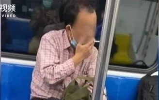 北京地铁骂人抢手机触及了法律的哪几条（北京地铁站男子强搂抱）2