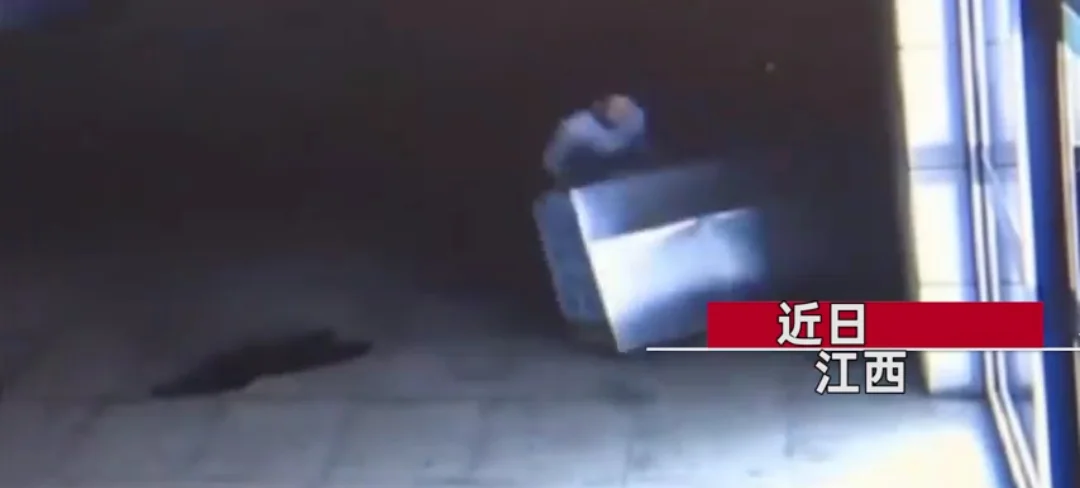 南京地铁4号线车厢内一女子行为不雅到底怎么回事（南京醉酒男子地铁我没用）4