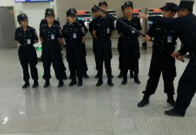 武汉地铁安检员怼问路乘客该名安检员如此行为是为什么（武汉地铁乘客事务处理单）