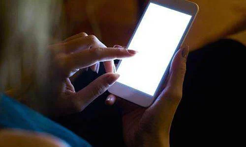 女孩地铁站下楼玩手机摔倒是怎么回事(女子玩手机地铁站摔倒)8