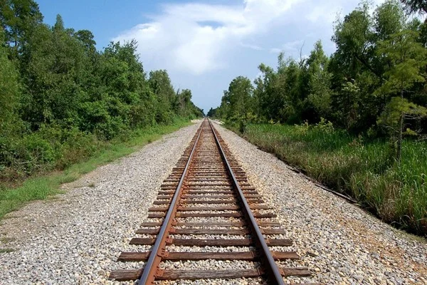 我女儿今年大学毕业才上班三个月她是个技术员在中铁五局的分公司武汉地铁公司上班月薪二千五包吃住（武汉地铁中国铁建）