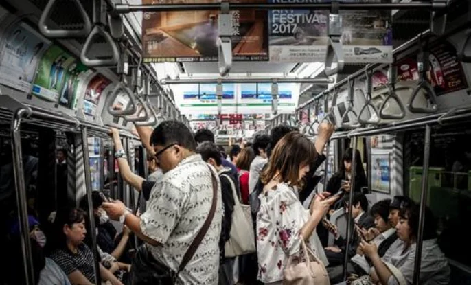 如何看待上海地铁车厢12月起禁手机外放的这个规定（北京上海地铁检查乘客手机）8