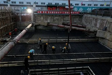 修建一公里地铁隧道人工挖掘盾构机挖掘的时间分别是多少（地铁隧道仰拱混凝土振捣时间）