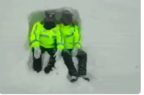 新疆民警徒手挖雪洞躲风雪是怎么回事(新春走基层铁路警察)2