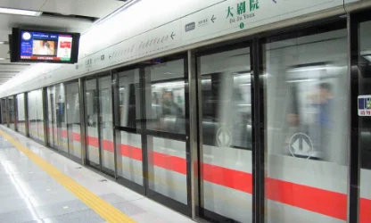 男生在地铁上有生理反应有个人挤过来有意的贴着我是个很帅的男生(南京男生夹在地铁)3