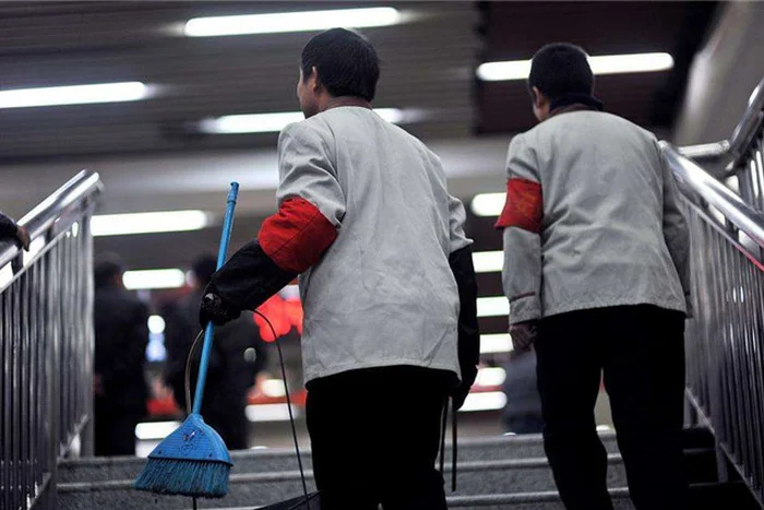 网友爆料上海地铁保洁用拖把擦座椅引争议对于此事你有何看法(上海地铁阿姨吵架)3