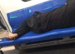 地铁内能穿拖鞋吗（地铁站换鞋）4