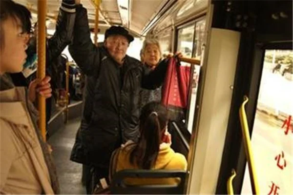 武汉的一个女子因为母亲缘故搭错了地铁却连踹母亲这种行为恶劣吗（湖北武汉老人地铁打人）5