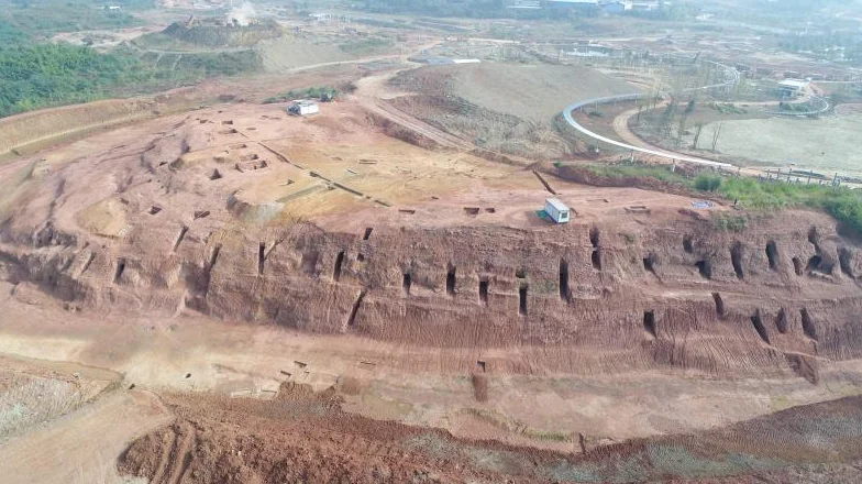 西安修地铁平均一年挖300多座古墓西安城下面到底有多少古墓（成都地铁工地古墓）6