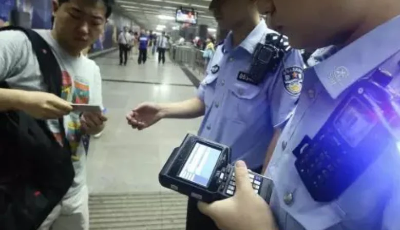 今天我在地铁站被警察查身份证了怎么回事（北京地铁出口查身份证）