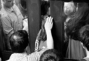 今天在地铁站出口被采访结果问我一堆问题（被你地铁站）2