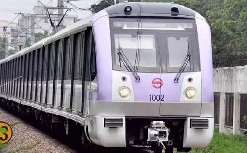 上海站地铁有个骗人的工作人员我31号在上海地铁站也被骗了两百当时坐错车了一个工作人员就给我看地图（上海地铁回应女乘客翻栏杆被卡）