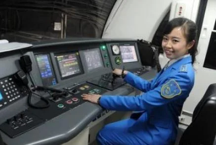 小弟面试了天津地铁司机 马上要培训了 求有经验的da'da回答一下 地铁司机待遇怎么样 在市里活得（天津地铁司机报名）1