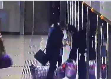 如何看待武汉地铁安检员怼问路乘客这一行为(武汉地铁逆行拦行李箱事件)4