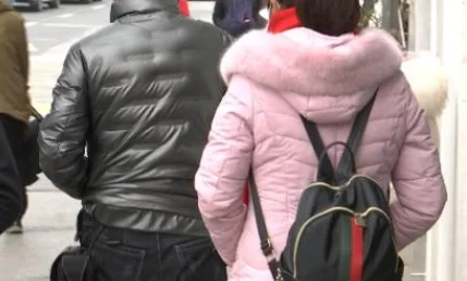 上海地铁两名年轻女子突然劈下“一字马”如何处罚的(上海地铁女子撕裂)6