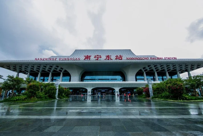 高铁的人工客服电话是多少（南宁高铁站电话）