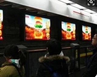 坐地铁时会看到地铁窗外有一排电子屏显示的广告会跟着列车跑能让你在列车上看到的图片跟你是一个速度的（天津地铁车箱广告吓人）