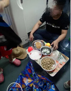 成都地铁禁吃东西违反者将会接受处罚地铁禁止吃东西是否应该（成都地铁可不可以吃东西）3