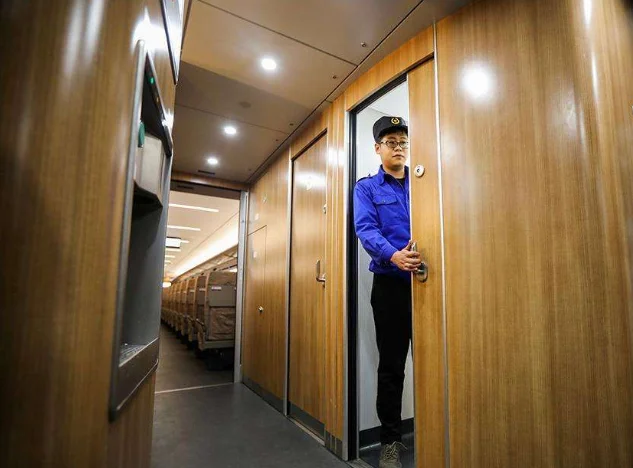 高铁有厕所吗 在哪个车箱(高铁车厢厕所)