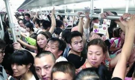 北京地铁10号线一男子裸露身体隐私部位怎么回事(北京地铁男子拿包占座)8