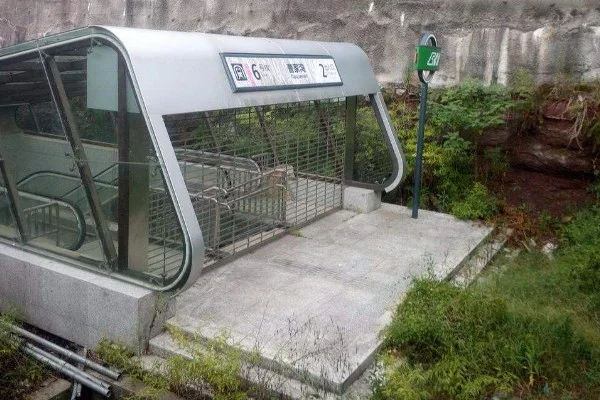 重庆地铁里面的路线中较场口是什么意思（重庆地铁出口是荒郊野岭）5