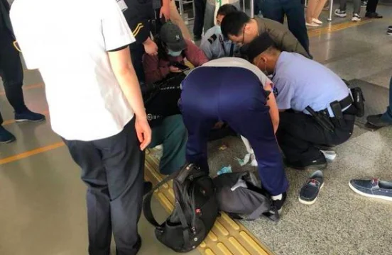 地铁乘客突然猝死属于什么事故（深圳白领猝死在地铁站）5