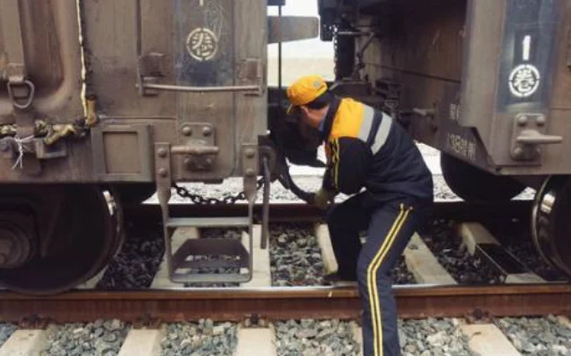 请问铁路的调车员和连接员是属于特殊工种的范围吗先谢谢啦~~(铁路连接员为什么危险)