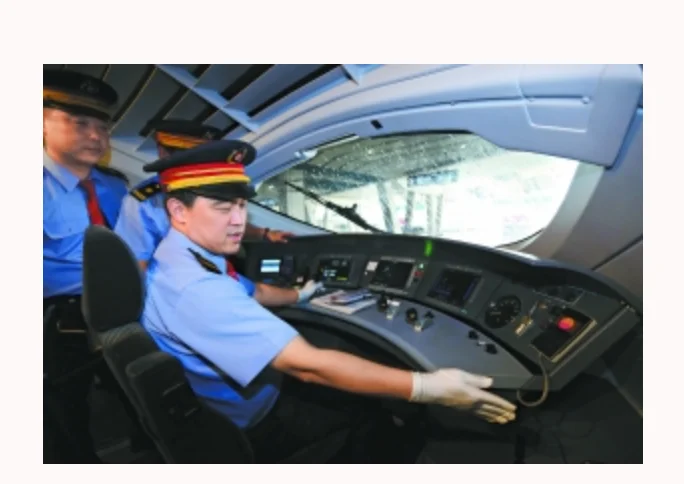 高铁需要人驾驶吗和普通驾驶有什么区别（高铁飞驰）5