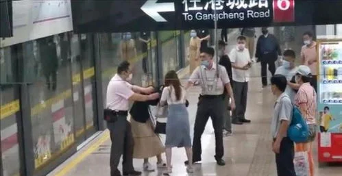 上海地铁内两女子互殴发生矛盾的主要原因是什么（上海地铁站一女子强行）2