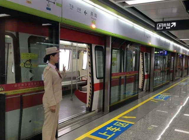 地铁隧道里面播放的视频是怎样的地铁再走 还能看视频（广州地铁在隧道的视频）