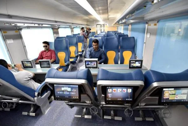 第一次乘坐中国“高铁”的印度人提出了什么要求（印度高铁列车）5