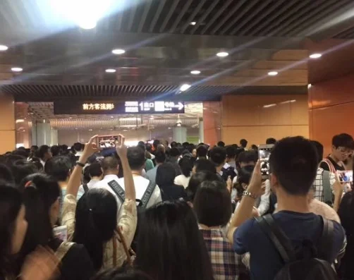 上海地铁老人怒斥男子不让座网友对此事评论为何两极化（上海地铁站世界在惩罚不改变的人）3